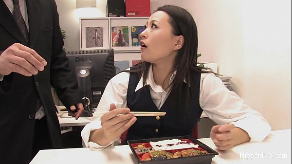 Bocah Kantor Jepang Lagi Ngewe Di Meja Kerja, Mulut Penuh Kontol Bos.