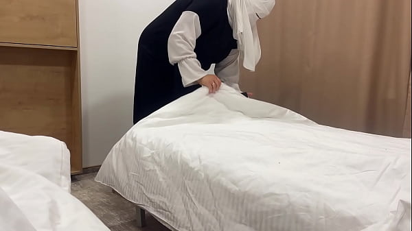 Pelayan Arab Menggoda Tamu Hotel Di Kamar Dengan Liang Sempitnya Yang Menggoda