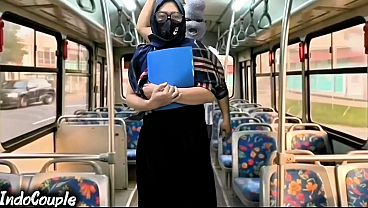 Istri Muslim Pulang Kuliah Sendirian Di Bus, Orang Asing Langsung Ngewe Dia Di Atas Hijab
