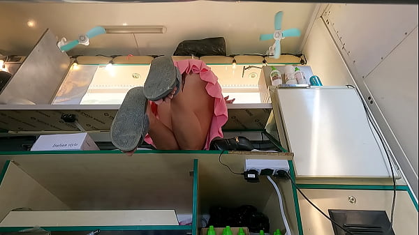 Sensasi Memandang Dari Bawah Saat Dia Membungkuk Di Meja Dapur
