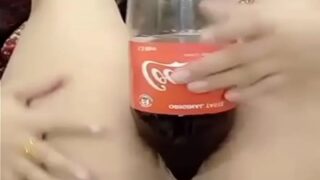 Cewek Delhi Masukin Botol Coca Cola Ke Memeknya
