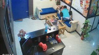 Pria Kantor Itu Isap Susu Murni Teman Wanitanya Pas Liburan, Bikin Basah Semua.
