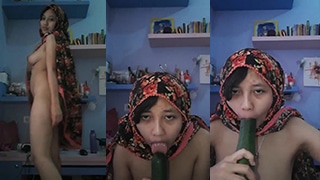 Skandal Mahasiswi Meruchan Hijab Part 1 – Jilbabnya Nyempit, Sange-sange Di Kelas