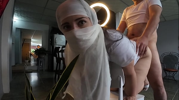 Ibu-ibu Berhijab Meraung Keras Selesai Digenjot, Kontol Penuh Di Lubang Belakang