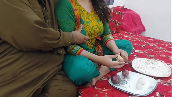 Bantu Mama Tiri Potong Sayur, Lalu Ngentot Pantat Besarnya, Dia Selingkuh Dari Bapak Tiri, Audio Hindi Jelas