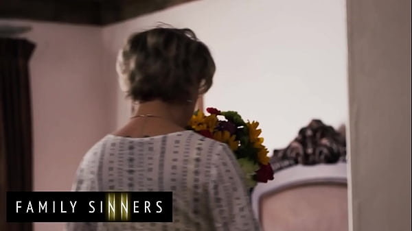 Keluarga Berdosa – Milf Nakal Dee Williams Ngajarin Anak Tiri Robby Echo Cara Ngencrotin Dan Ngewein Memek Beneran