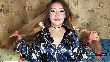 Gadis Montok Rusia Paha Gede Mainin Memek Sempitnya Sambil Dildo Nancep Di Dalem.