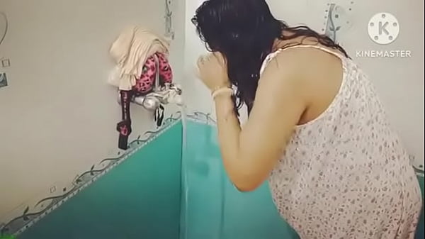 Desi Lagi Mandi, Basah Kuyup, Siap Digoyang