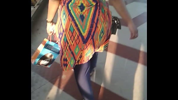 Pantat Montok Ibu-ibu India Jalan Goyang Bikin Ngiler