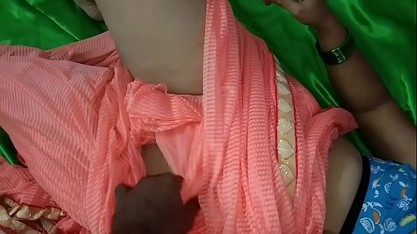 देसी सविता को जोरदार चोदते हुए