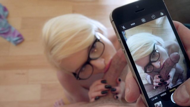 Cewek Blonde Kacamatan Ngenes Dientot Keras Sampe Meringis