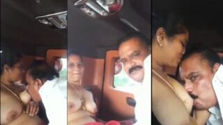 Politikus Kannada Ngentot Di Mobil Sambil Nyedot Susu Di Luar Ruangan.