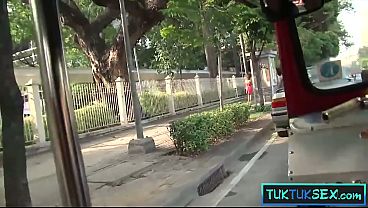 Bokep Amateur Istri Tetangga Dicolok Di Dalam Tuk-tuk Sambil Digoyang Kontol Gede