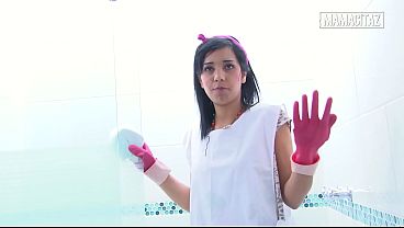 Pembantu Hotel Pake Sarung Tangan Karet Nunduk Sambil Gosok Pancuran, Bikin Lihat Dari Belakang Makin Liar.