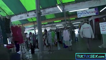 Lidahnya Ditindik, Ibu Mertua Thailand Mungil Digebuk Bareng Dua Bule.