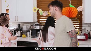 Ibu Tiri Marica Yang Seksi Diajarin Tradisi Bebas Pakai Di Keluarga Ini.