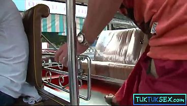 Gadis Thai Montok Digoda Di Dalam Tuk-tuk, Langsung Digaruk Sampai Puas.