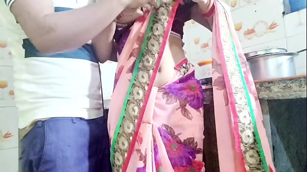 देसी भाभी बर्तन धो रही थी, तभी देवर ने आकर कहा—भाभी, तेरी चूत चाहिए, देगी क्या? हिंदी ऑडियो में सुनो।