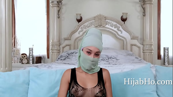 Ibu Tiri Berhijab Bikin Tenang – Cali Lee, Hawa Malam Bikin Klepek-klepek