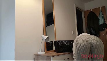 Sengaja Nunjukin Kontol Tegang Ke Ibu Tiri, Bikin Dia Ngiler Lihat.