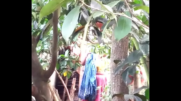 Wanita India Mandi Telanjang, Basah Kuyup, Bikin Ngilu