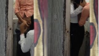 Cewek 18 Tahun Di Kampus Ngocok Mulut Di Toilet.