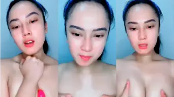 Elus Toket Basah Keringatan Sambil Ngebut Pake Dildo Gede