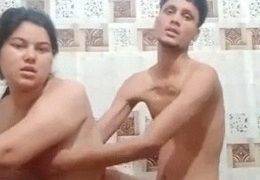 Kamar Mandi Sama Bhabhi, Crot Di Lantai