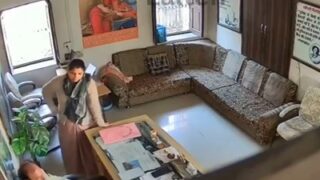 Kepala Sekolah Dapet Ciuman Di Kabinnya Di Video Viral India