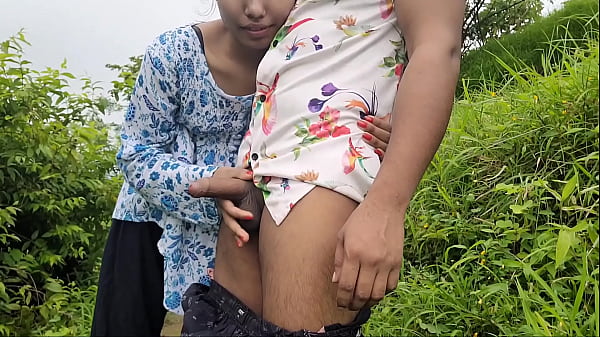 Desi Bhabhi Ki Gaand Mara Khule Khet Mein, Rasili Cheekhon Se Bhari Raat.