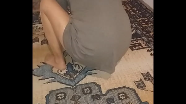 Olgun Türk Kadın Seksi Tül çorapla Halıyı Sürtünerek Temizliyor, Her Hareketi Ateş Gibi