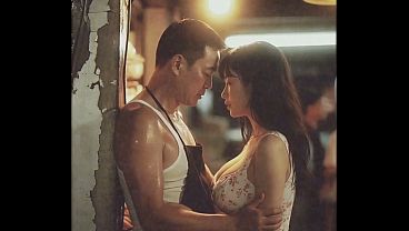 80年代的中国女孩在菜市场玩得真骚,勾得人心痒痒。