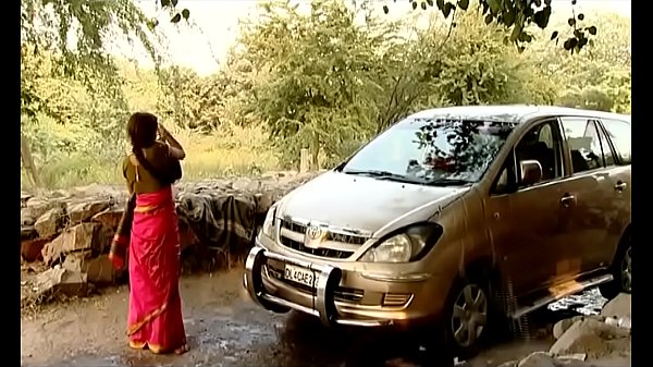 Ngentotin Bhabhi Desa Lagi Cuci Mobil… Adegan Eksklusif Gak Pake Sensor… Wajib Tonton