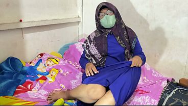 Wanita Berhijab Lagi Mainin Diri Sendiri, Desahan Panas Keluar Pelan-pelan.